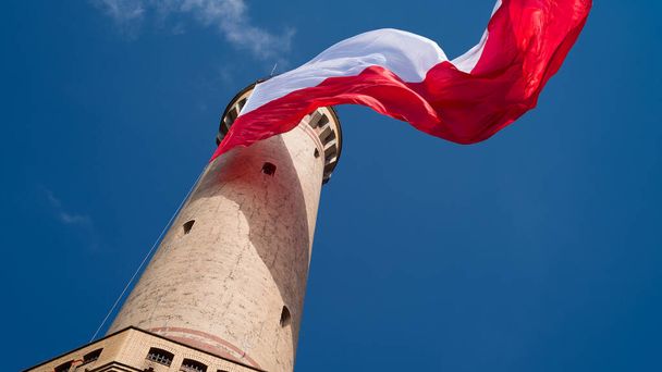 BANDERA ESTATAL Bandera de Polonia en el faro de Swinoujscie - Foto, imagen