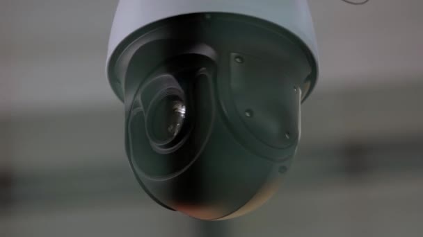 Close-up van de bewakingscamera die ronddraait. - Video