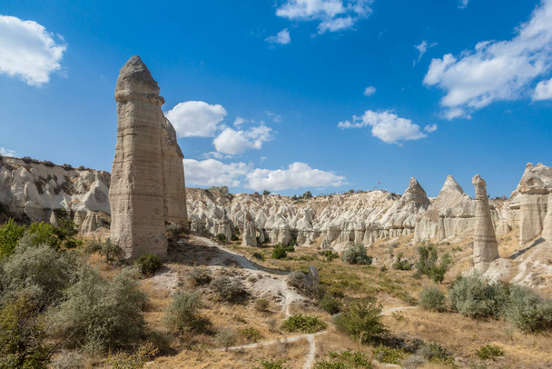 Az Uchisar kastély tagja az UNESCO Világörökségi Listájának. Goreme, Cappadocia, Törökország. Turisztikai város házak Cappadocia. - Fotó, kép