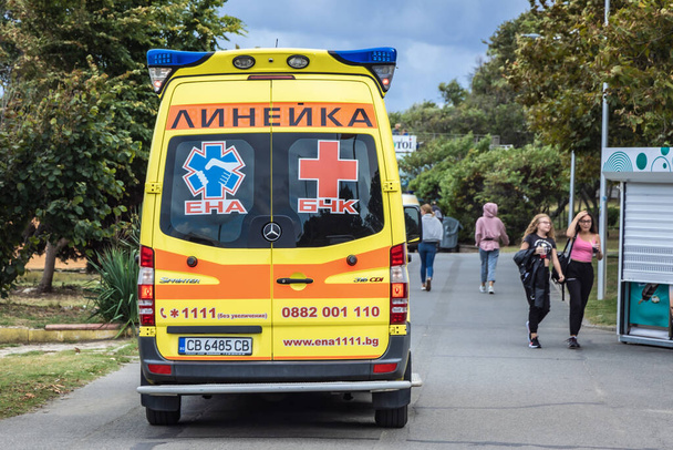 Burgas, Bulgarie - 9 septembre 2021 : Ambulance sur un rempart au-dessus de la plage de la mer Noire à Burgas - Photo, image