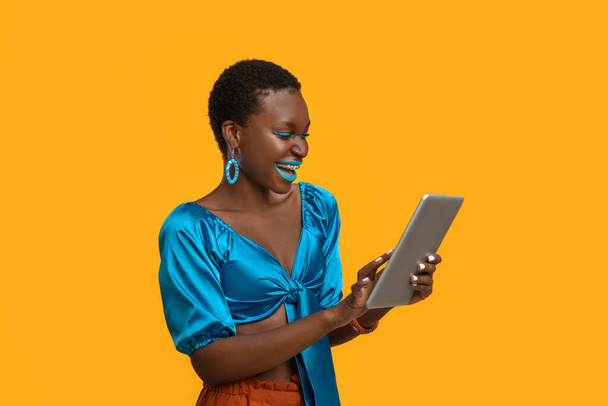 Блаженна африканська американка, користуючись сучасною цифровою табличкою. - Фото, зображення