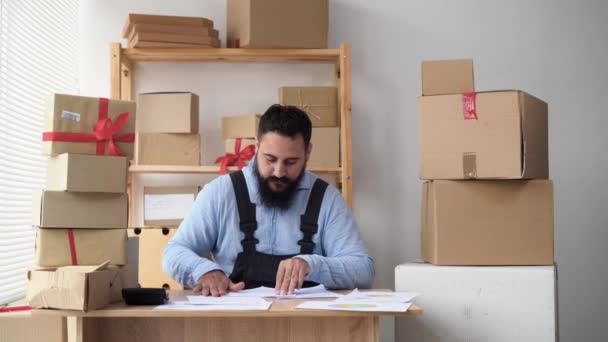 business and job concept, indian worker porter or postman working at home warehouse, delivery and shippment - Imágenes, Vídeo