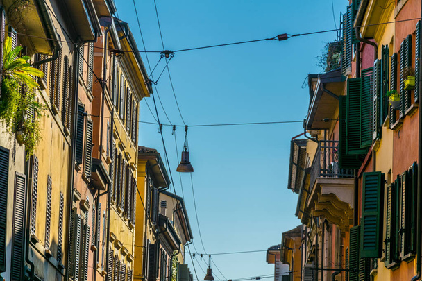 Vue d'une rue dans le centre historique de Bologne, Italie - Photo, image