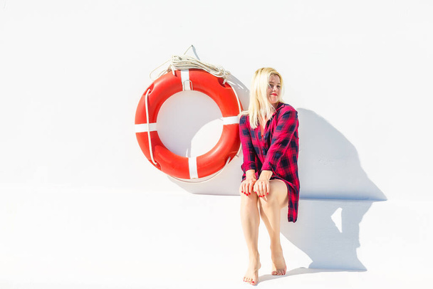 sexy giovane donna con Lifebuoy su sfondo bianco parete - Foto, immagini