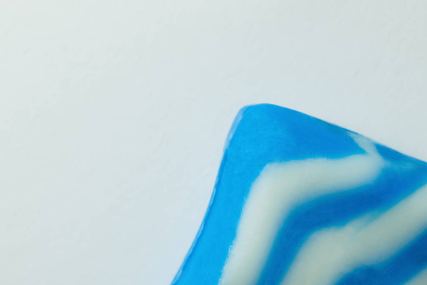 Nahaufnahme der blau-weißen Seifenblase isoliert auf grau, Draufsicht - Foto, Bild