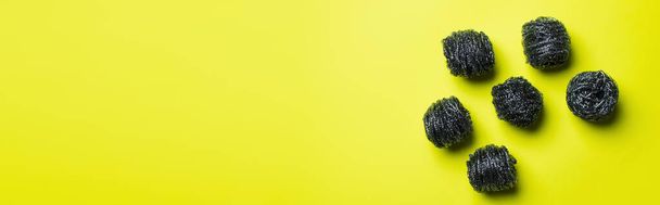 top view of abrasive wire scourers on yellow background with copy space, banner - 写真・画像