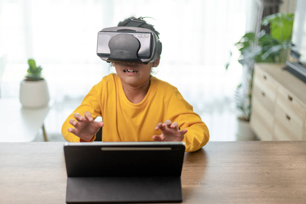 Χαριτωμένο κορίτσι φορώντας googles εικονική πραγματικότητα στο σπίτι, απομακρυσμένη πείραμα εκπαίδευσης, το μέλλον σήμερα, νέα online εκπαίδευση, εσωτερική τρόπο ζωής - Φωτογραφία, εικόνα