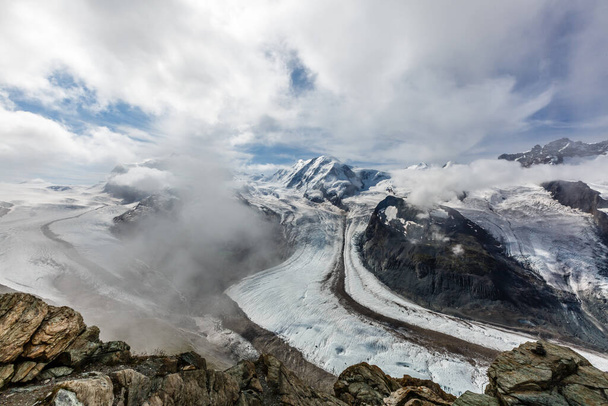 Αεροφωτογραφία των Άλπεων βουνά στην Ελβετία. Παγετώνας - Φωτογραφία, εικόνα