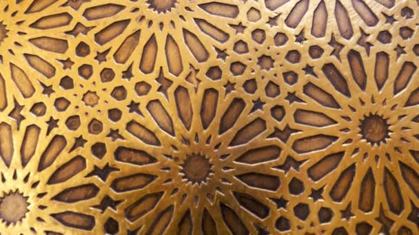 Diseño tradicional de forma geométrica islámica marroquí en arquitectura. Detalle de la puerta dorada, característica arquitectónica. Imágenes de fondo abstractas en 4k. - Metraje, vídeo