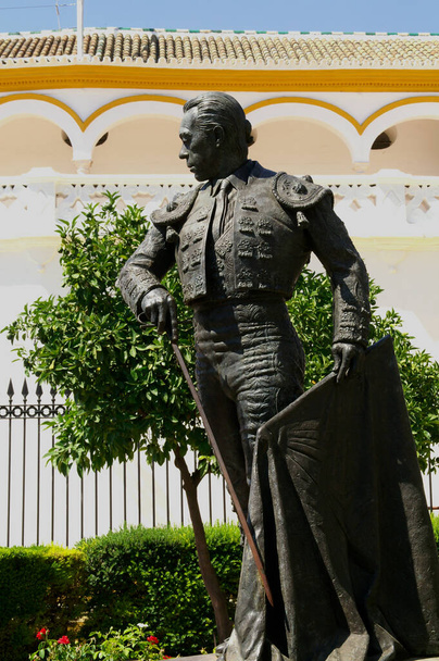 Seville (Espagne). Gros plan sur la sculpture du torero Curro Romero à côté des arènes du Maestranza à Séville - Photo, image