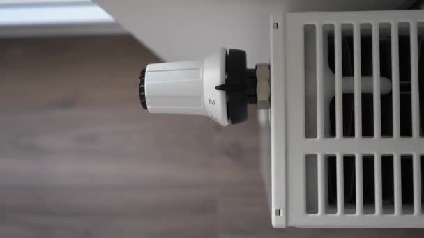 La donna imposta il termostato del radiatore alla modalità massima - Filmati, video