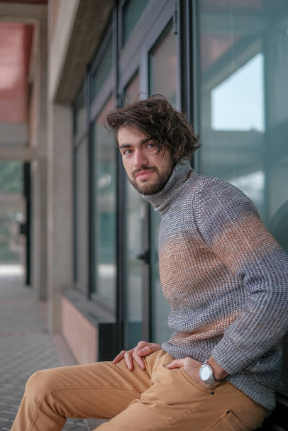Όμορφος Ιταλός μελαχρινός με ριγέ πουλόβερ στο κέντρο. Υψηλής ποιότητας φωτογραφία - Φωτογραφία, εικόνα
