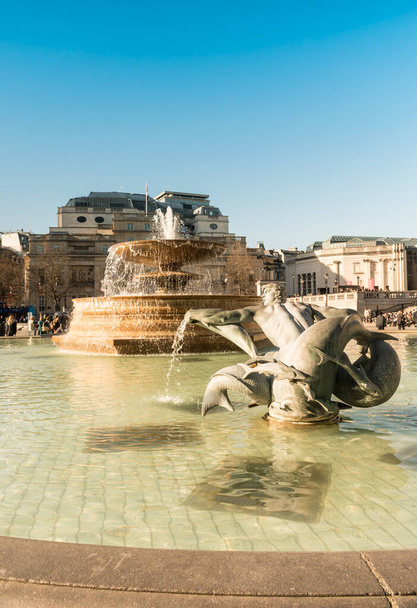 Знаменитий фонтан у центрі Трафальгарської площі (Лондон). - Фото, зображення