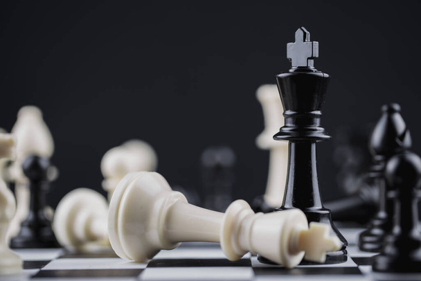 Schachbrettspiel Strategie, Planungs- und Entscheidungskonzept, Geschäftslösungen für den Erfolg. - Foto, Bild
