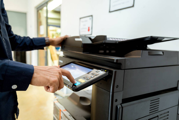 Hombre de negocios Pulse el botón de mano en el panel de la impresora, escáner de impresora láser oficina copiar suministros concepto de inicio. - Foto, Imagen