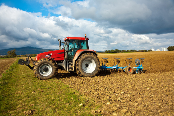 tractor con arado en el campo
 - Foto, imagen