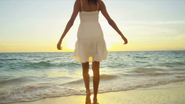 Dziewczyna w białą sukienkę na plaży - Materiał filmowy, wideo