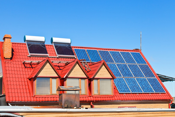 Baterie słoneczne i grzejniki na dachu domu - Zdjęcie, obraz