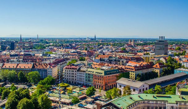 The Viktualienmarkt is a daily food market and a square in the center of Munich, Germany. The Viktualienmarkt developed from an original farmers' market to a popular market for gourmets. - Foto, Bild