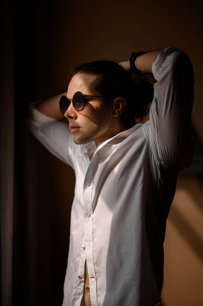 Attractive black-haired guy in a white shirt and glasses - Fotoğraf, Görsel