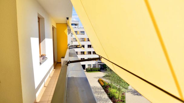 Moderní architektonická fasáda s markýzami. Balkón s otevřenou markýzou, zakrytý slunečním štítem.  - Fotografie, Obrázek