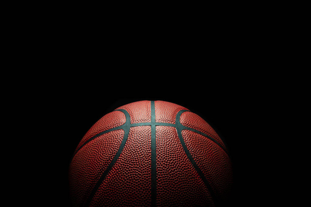 Μπάλα μπάσκετ πάνω από το μαύρο φόντο - Φωτογραφία, εικόνα