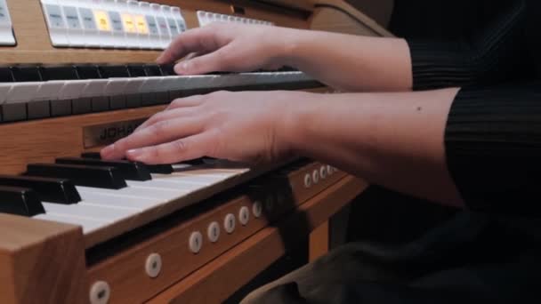 Organistin spielt mit den Händen auf zwei Manualen - Filmmaterial, Video