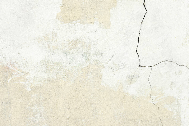 亀裂の背景と白い石膏壁のテクスチャ.荒年齢構造の白い漆喰壁のパターン - 写真・画像
