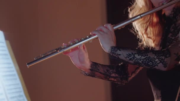 Musikprobe - Flötistin und Organistin musizieren in christlicher Kirche - Filmmaterial, Video