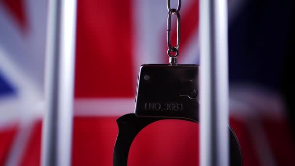手錠スイングオン刑務所バーとともにユニオンジャック英国の旗の背景 - 映像、動画