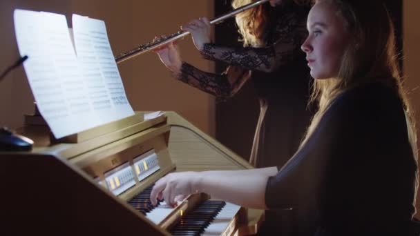 Musikprobe - Flötist und Organist spielen Musik - Filmmaterial, Video