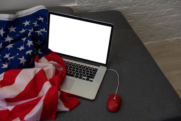 USA Memorial day, Presidents day, Veterans day, Labor day, or 4th of July celebration. Blank screen on modern laptop for mockup design on USA national flag - Foto, Imagen
