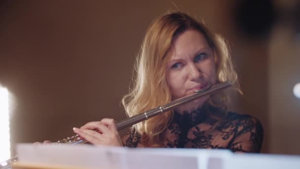 Musikprobe - Frau spielt Flöte in Kirche - Filmmaterial, Video