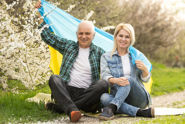 family flag ukraine in the garden. Ukraines Independence Day - Foto, imagen