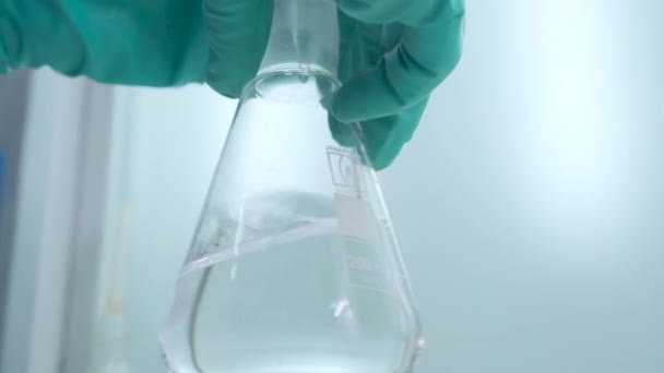 Kemialliset kokeet. Erilaiset lasiputket, joissa eri värejä sisältävät liuokset häiritsevät - Materiaali, video