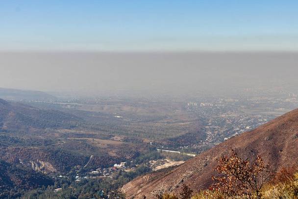 Smog über der Stadt Almaty an einem Sommertag. Luftverschmutzung - Foto, Bild