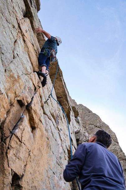 A Escaladores practicando escalada en roca sobre una cara de roca. - Foto, Imagen