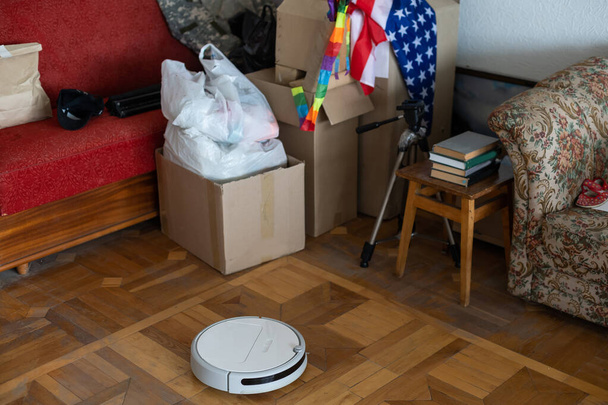 boxes with things to move and robot vacuum cleaner. - Zdjęcie, obraz