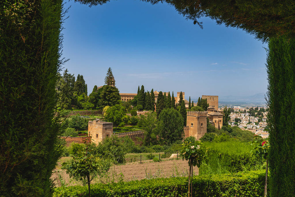 Widok na Alhambrę w andaluzyjskim mieście Granada, Hiszpania. - Zdjęcie, obraz