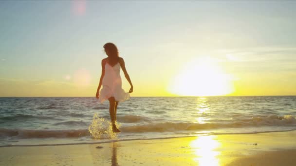 Dziewczynka w bieli na Paradise Beach - Materiał filmowy, wideo