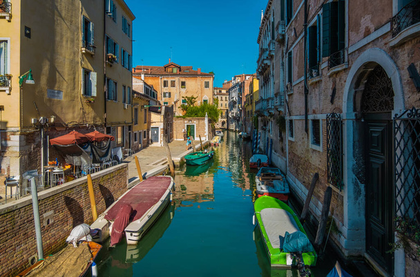 Widok na Wenecję pustych kanałów w dzień. - Zdjęcie, obraz