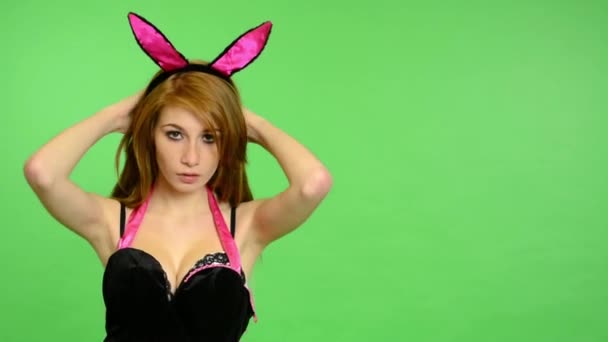 Erotikus fiatal nő - nő zöld képernyő - portré - szexi modell flörtöl - stúdió - beállítja a haját - Felvétel, videó