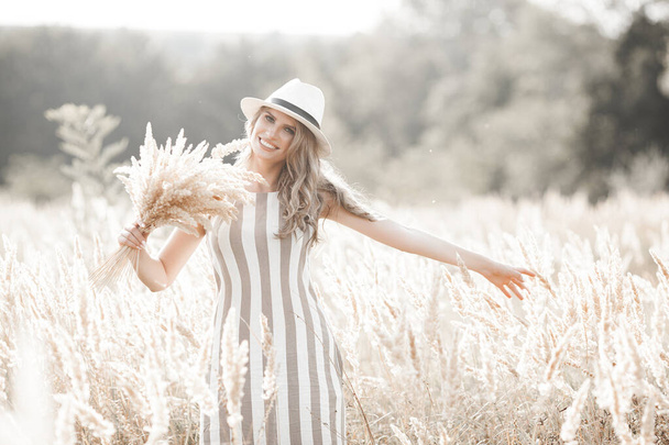 Joven mujer atractiva en el sombrero. Retrato de cerca de una hermosa mujer al aire libre. Bella dama sonriendo - Foto, Imagen