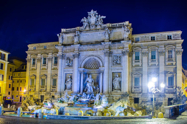 Night view over fontana di trevi in rome - Φωτογραφία, εικόνα