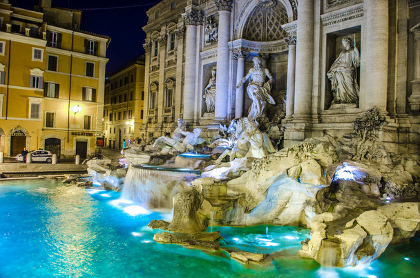 Night view over fontana di trevi in rome - Foto, afbeelding
