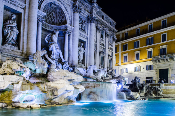 Night view over fontana di trevi in rome - Foto, afbeelding