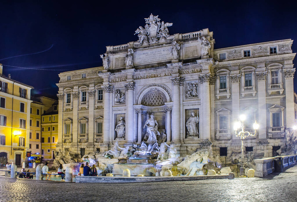 Night view over fontana di trevi in rome - Foto, Bild