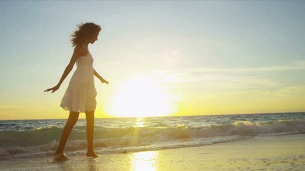 Mädchen trägt weiße Wanderschuhe am Strand der Insel bei Sonnenaufgang - Filmmaterial, Video