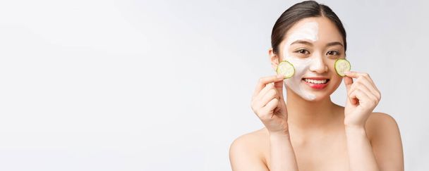 Beauté jeunes femmes asiatiques soins de la peau image avec concombre sur fond blanc studio - Photo, image