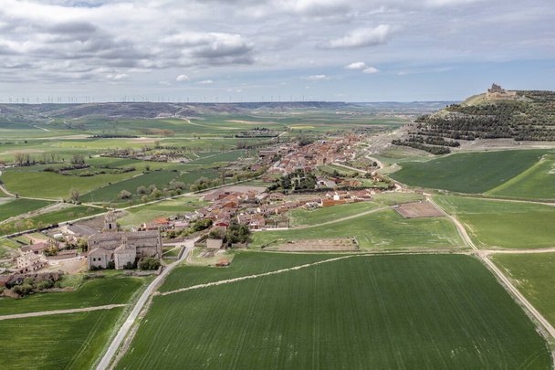 Castrojeriz 'e genel bakış (Burgos ili, Castilla y Leon Topluluğu, İspanya). panoramik görünüm - Fotoğraf, Görsel